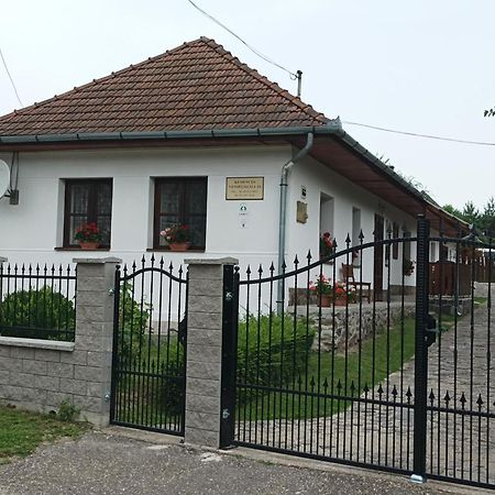 Hotel Kemences Vendeghaz Mikohaza Zewnętrze zdjęcie