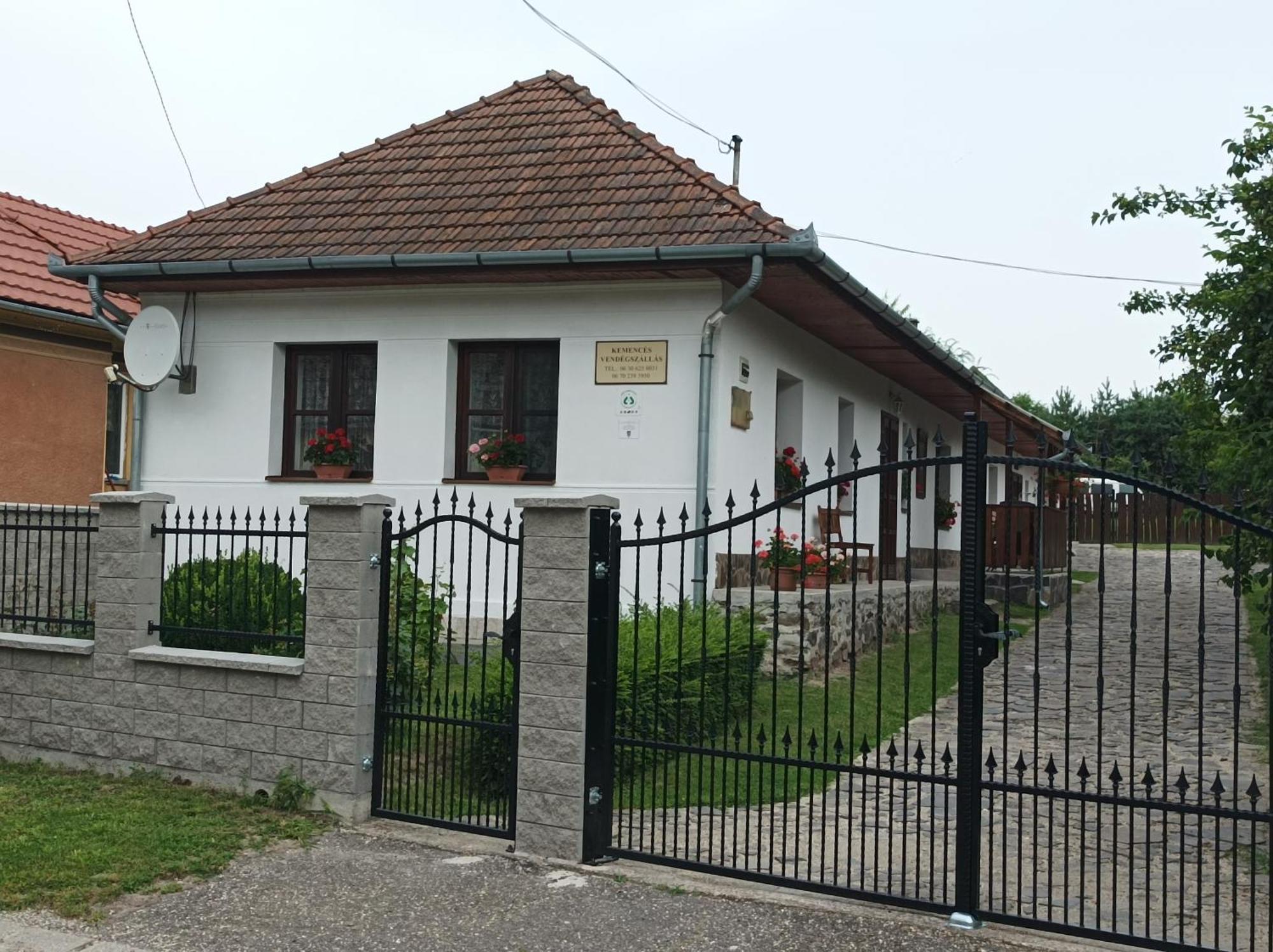 Hotel Kemences Vendeghaz Mikohaza Zewnętrze zdjęcie